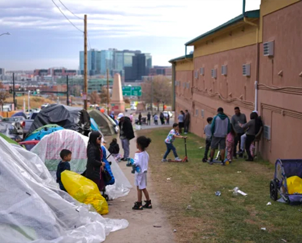 Niños juegan entre el camping y el Quality Inn de Downtown Denver el 16 de noviembre