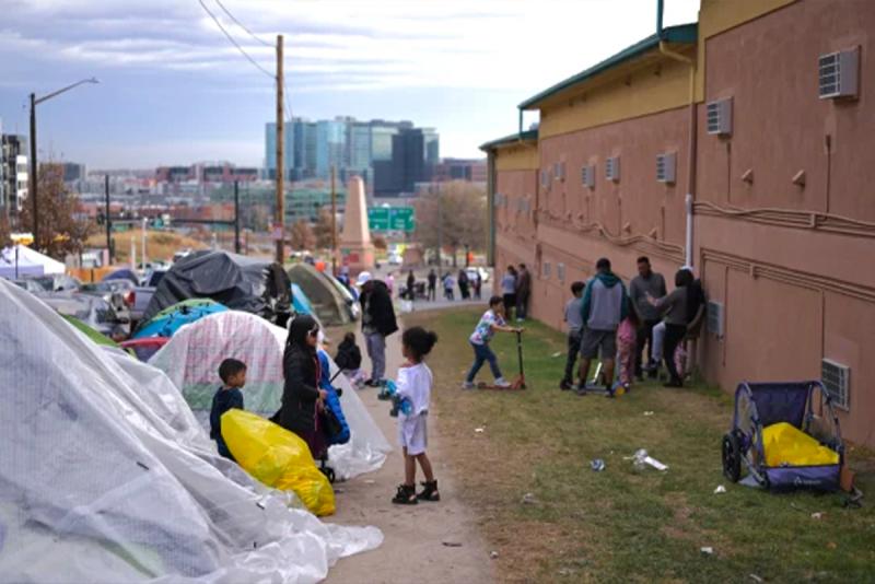 Niños juegan entre el camping y el Quality Inn de Downtown Denver el 16 de noviembre